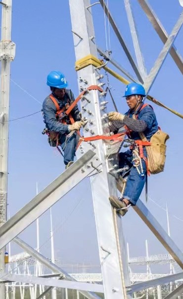 鐵塔現(xiàn)場安裝圖片